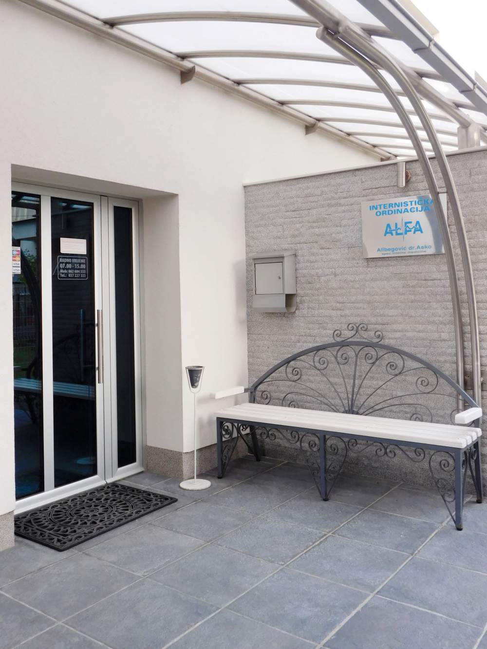 Čekaonica ispred bolnice – Ordinacija Alfa